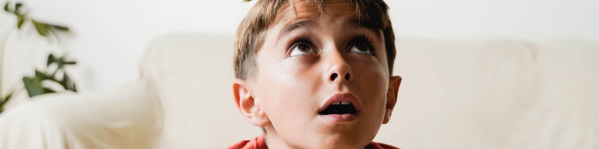 Kind hat Papagei auf dem Kopf